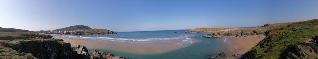 - une vue aérienne sur une plage de rochers et d'eau dans l'établissement Fantástica casa a 500 metros de la playa de San Jorge., à Ferrol