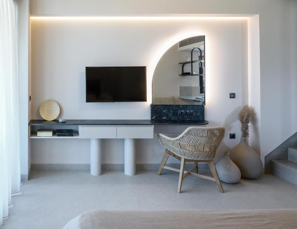 Televízia a/alebo spoločenská miestnosť v ubytovaní ANASSA BUTIK LIVING NIKITI