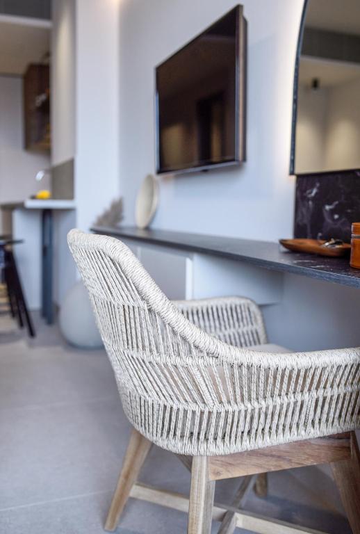 Televízia a/alebo spoločenská miestnosť v ubytovaní ANASSA BUTIK LIVING NIKITI