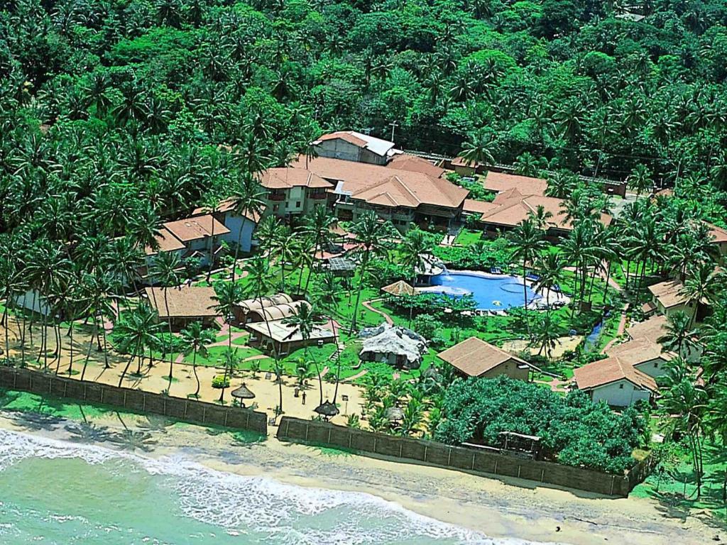 uma vista aérea de um resort numa praia em Siddhalepa Ayurveda Resort - All Meals, Ayurveda Treatment and Yoga em Wadduwa