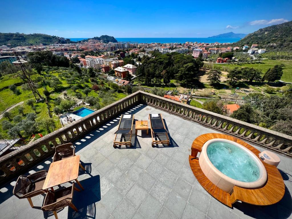 una vasca idromassaggio su un balcone con vista sulla città di Torre Scribanti a Sestri Levante