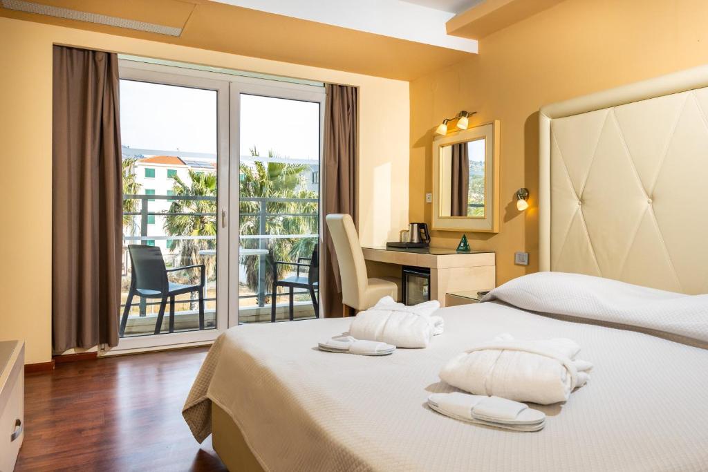 
Single Room with Balcony and Park View
