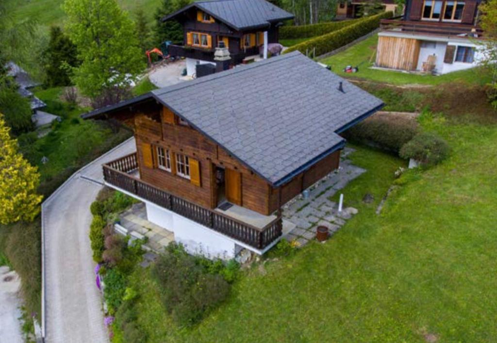 an overhead view of a large wooden house at Mimöseli in Schwarzsee
