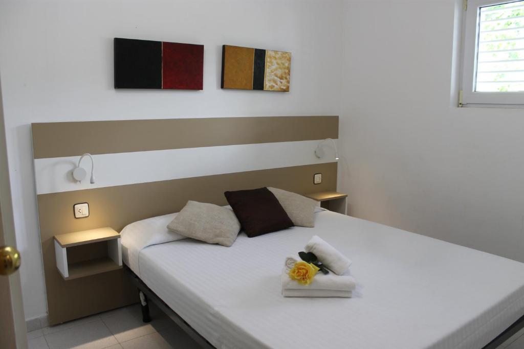 A bed or beds in a room at Agi Residencial Almadraba