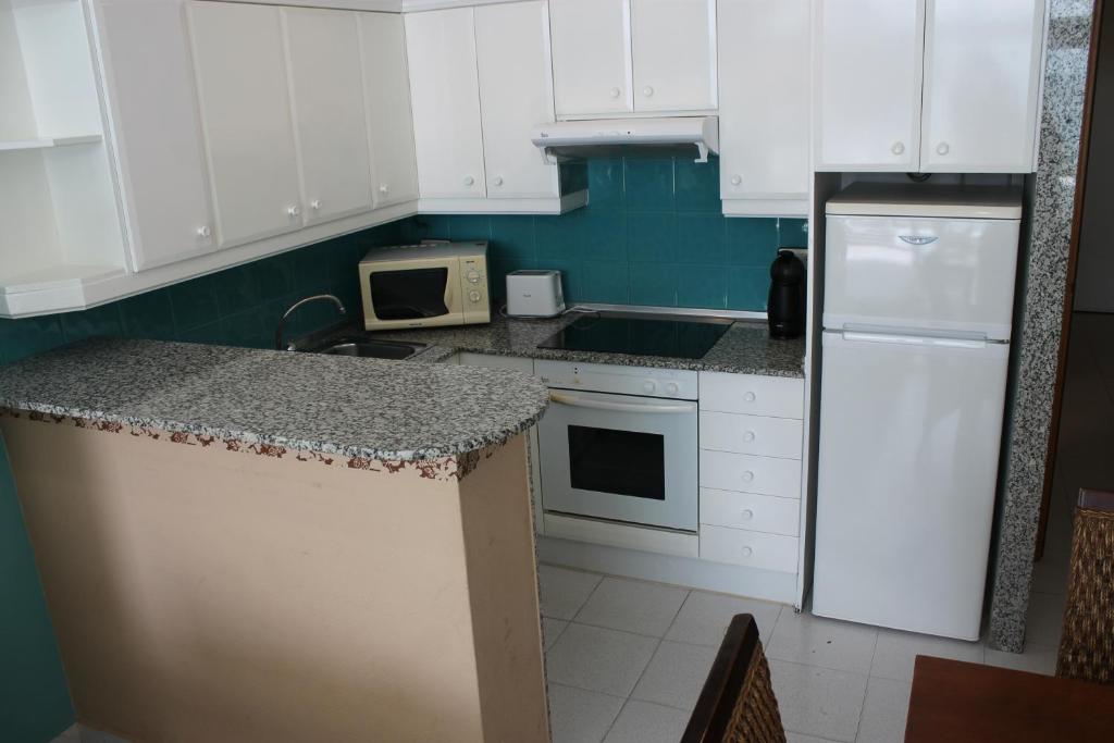A kitchen or kitchenette at Agi Residencial Almadraba