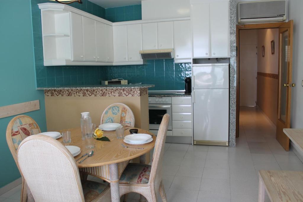 A kitchen or kitchenette at Agi Residencial Almadraba
