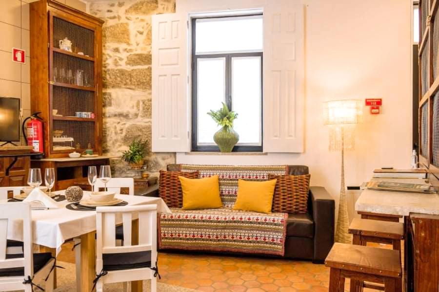 Casa dos Sequeiras Port Wine Cellars في فيلا نوفا دي غايا: غرفة معيشة مع أريكة ونافذة