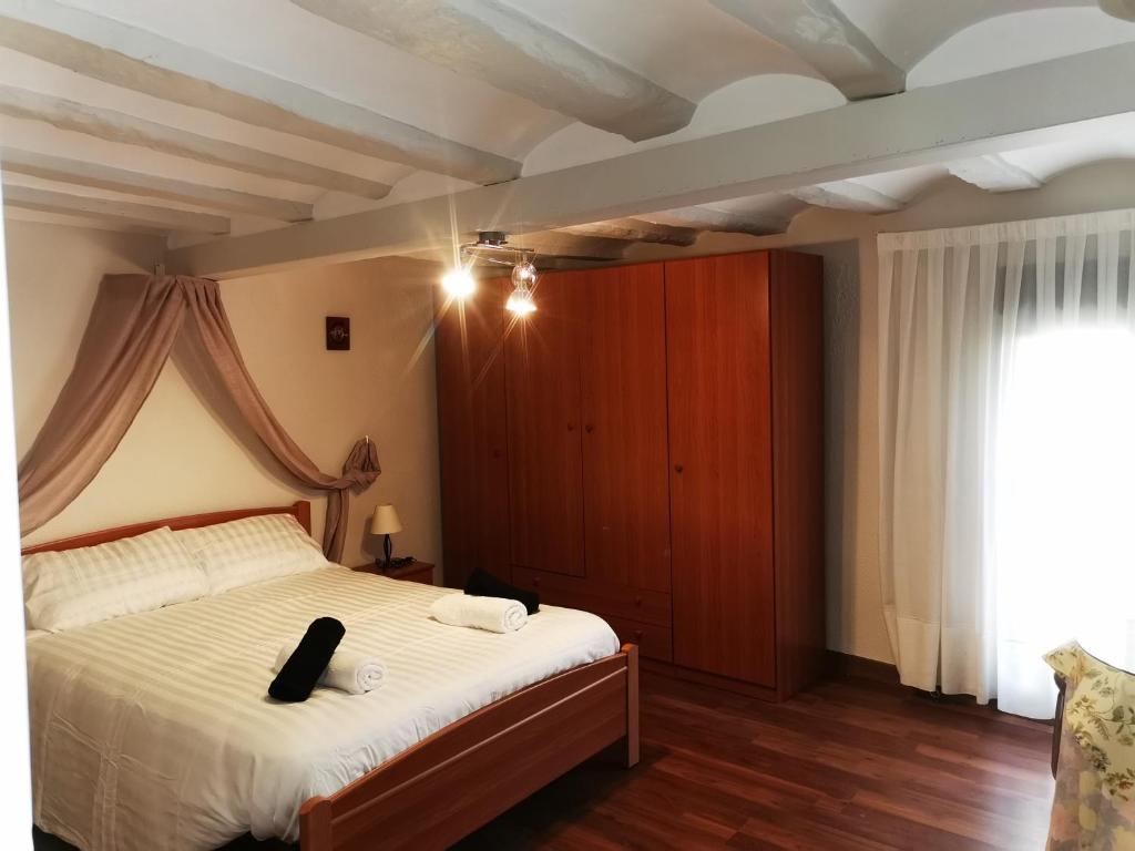 Un dormitorio con una cama con un teléfono. en Casa El Jazmín, en Anguciana