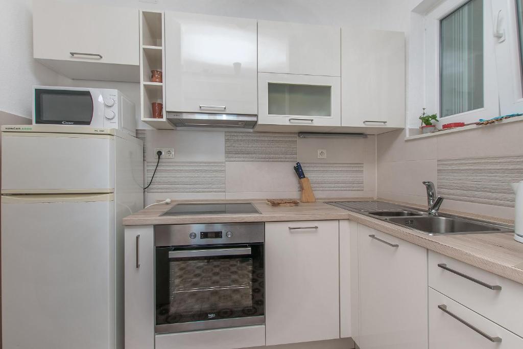 Kuchyňa alebo kuchynka v ubytovaní Apartment Sladana