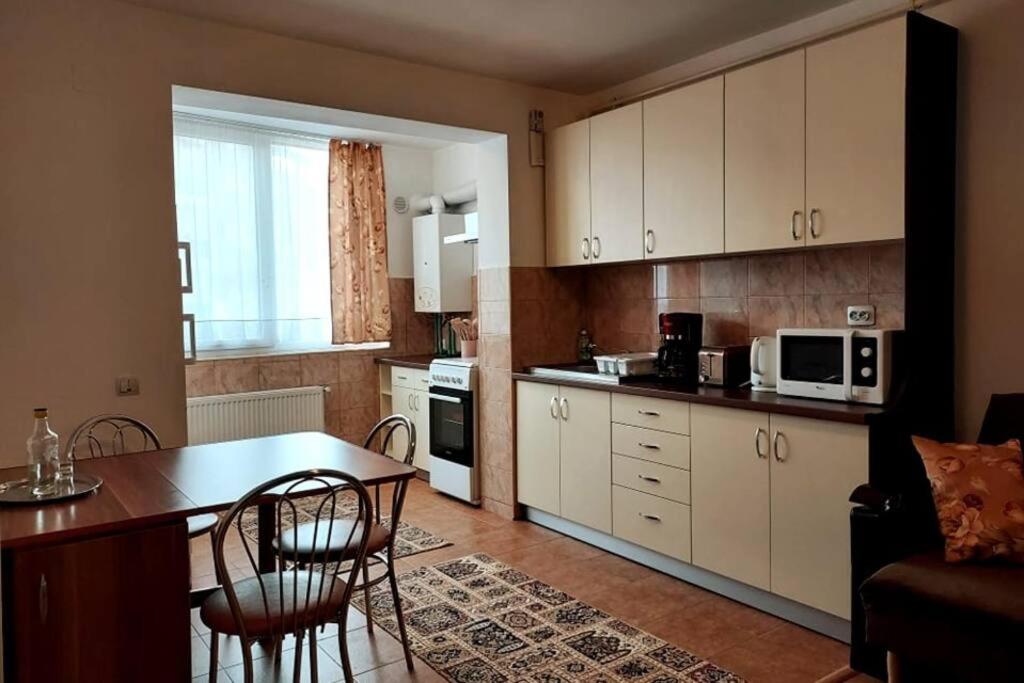 Dapur atau dapur kecil di Spacious quiet flat, free parking included