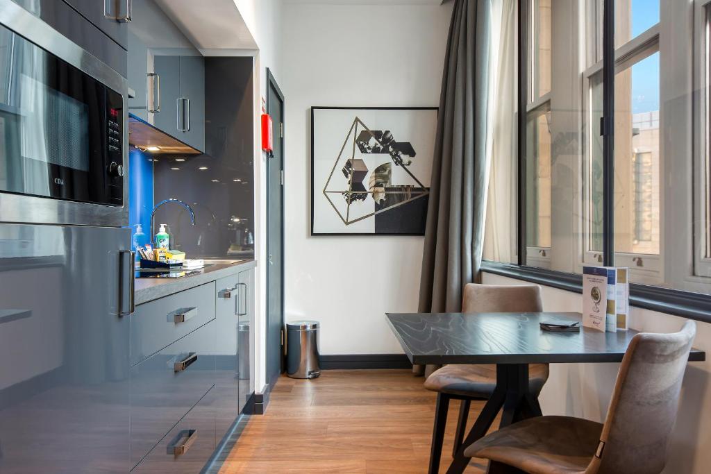 Roomzzz Manchester Victoria - Resim 32