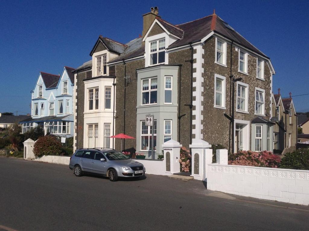 a car parked in front of a large house at Glanllifon B&B in Criccieth