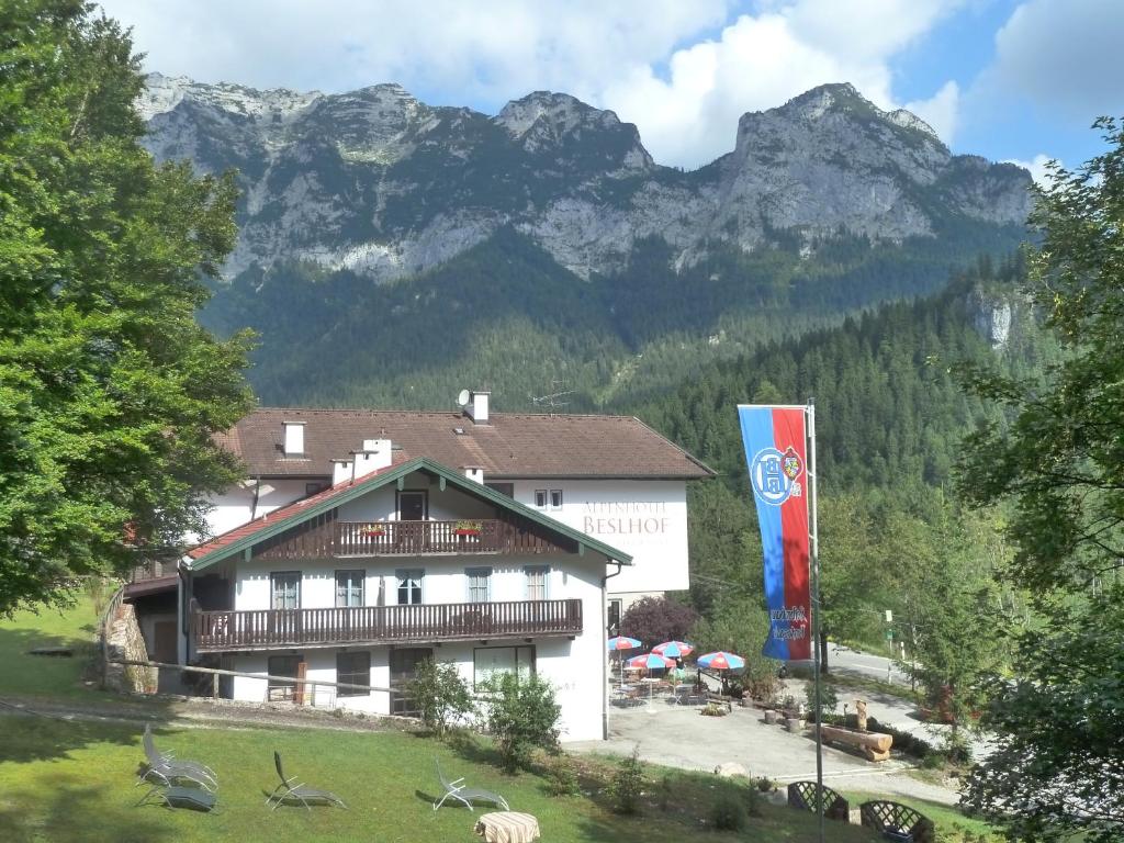 ein großes Gebäude mit Bergen im Hintergrund in der Unterkunft Alpenhotel Beslhof in Ramsau bei Berchtesgaden