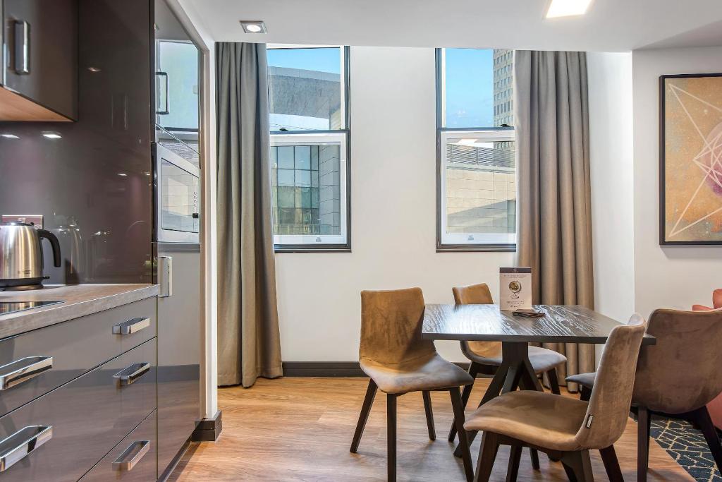 Roomzzz Manchester Victoria - Resim 34