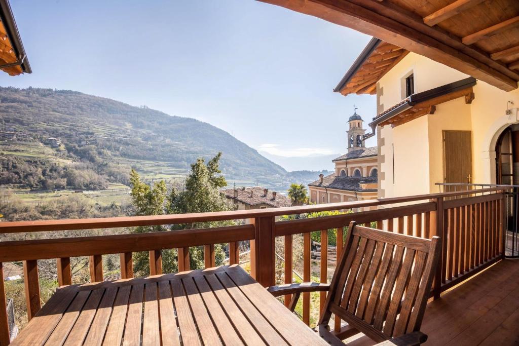eine Holzbank auf einem Balkon mit Aussicht in der Unterkunft Residence Lena App 3 with Balcony in Tenno