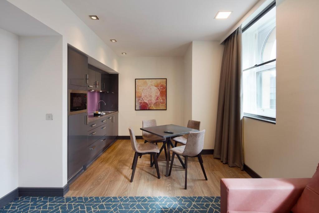 Roomzzz Manchester Victoria - Resim 36