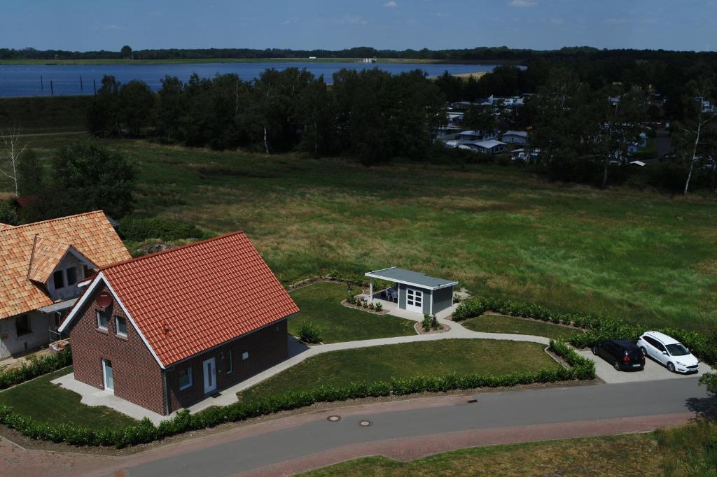 una vista aérea de una casa con un gran patio en Ferienhaus Schomaker en Rieste