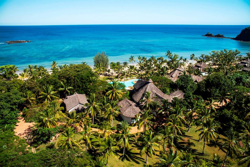 una vista aérea de un complejo cerca del océano en VOI Amarina Resort, en Nosy Be