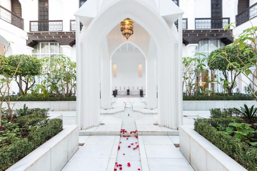 Cette chambre offre une vue sur le hall de l'hôtel oriental mandarin de Singapour. dans l'établissement Riad Elisa & Spa, à Marrakech