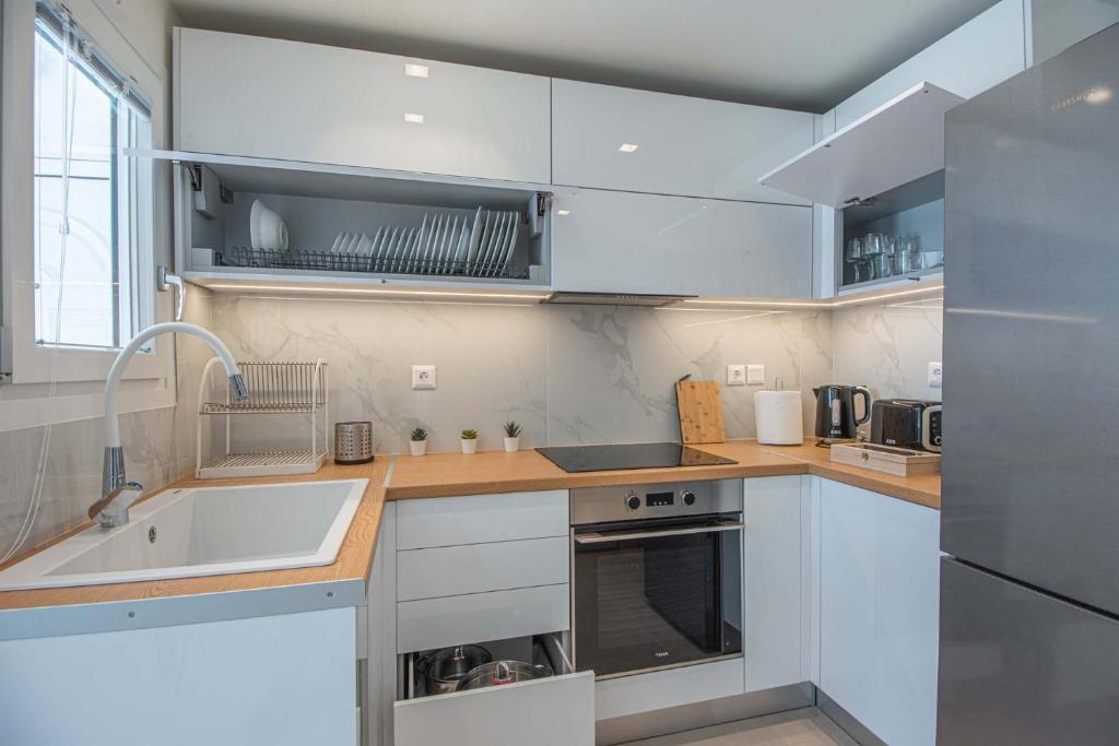 Kuchyň nebo kuchyňský kout v ubytování Luxury Apartment Marine View