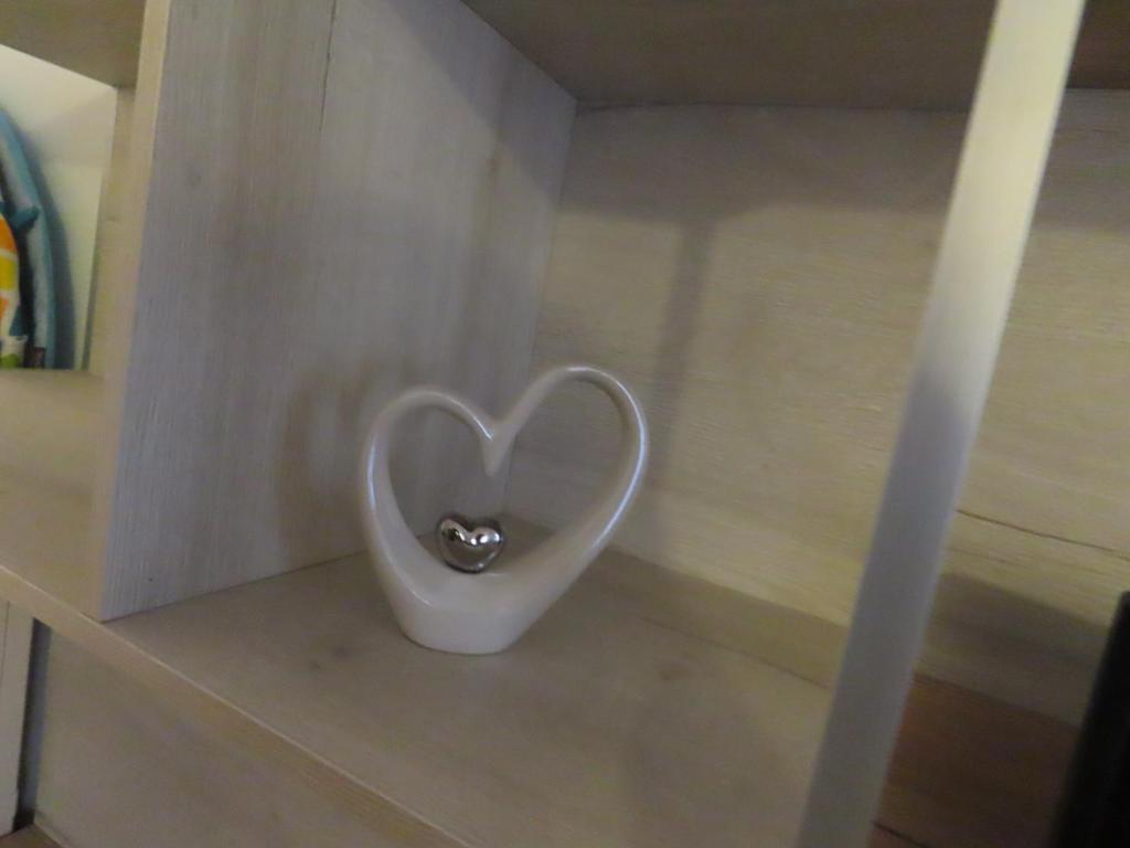 un urinario blanco con un corazón en un armario en Cuore nel Borgo, en Borgo