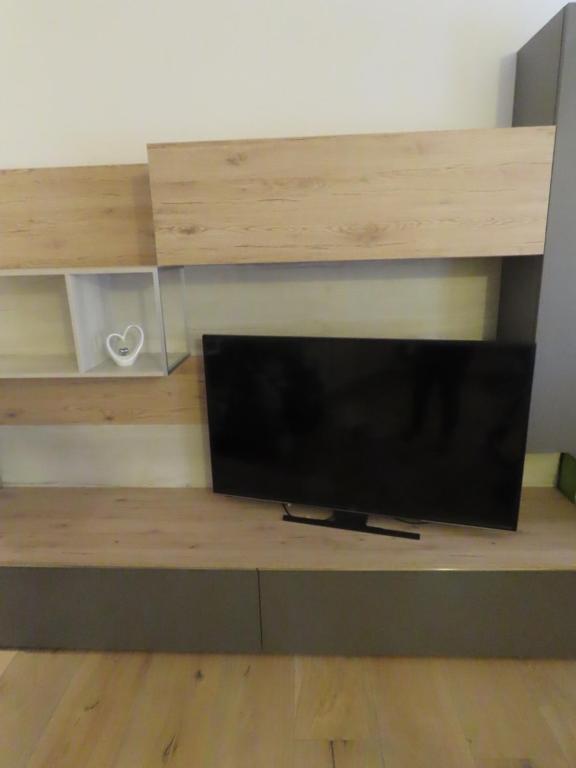 TV a/nebo společenská místnost v ubytování Cuore nel Borgo