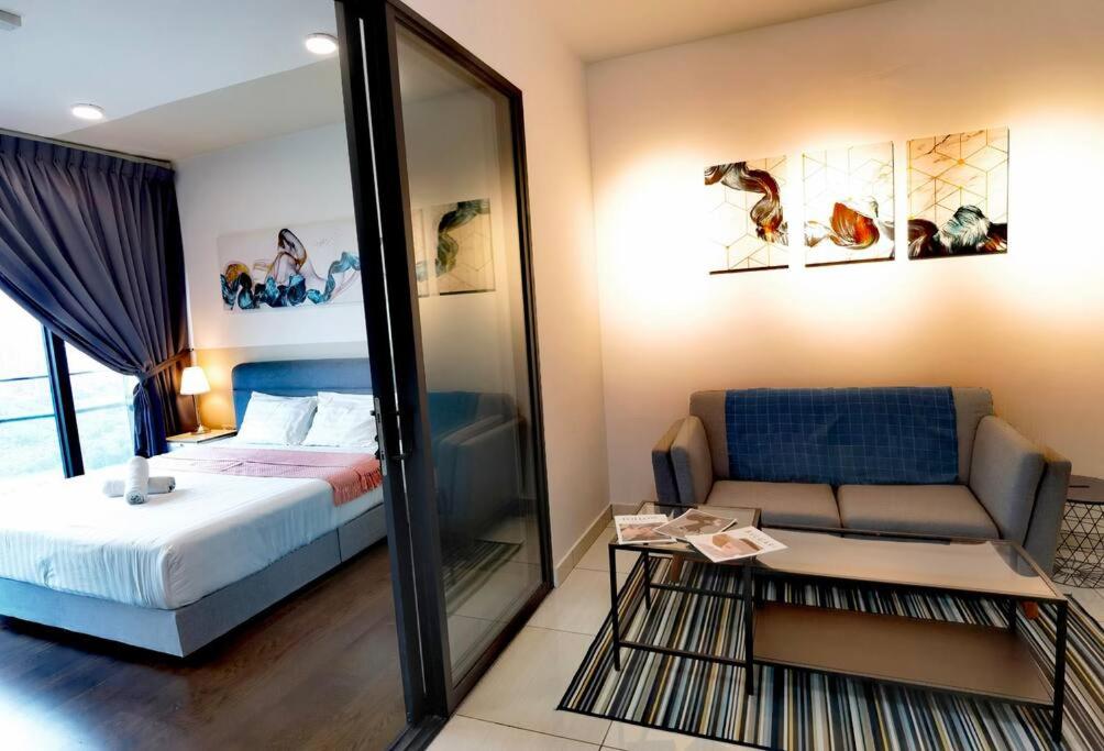 1 dormitorio con cama, sofá y espejo en C3111 Muji Home Almas Suites100mbps Netflix Youtube by STAY en Nusajaya
