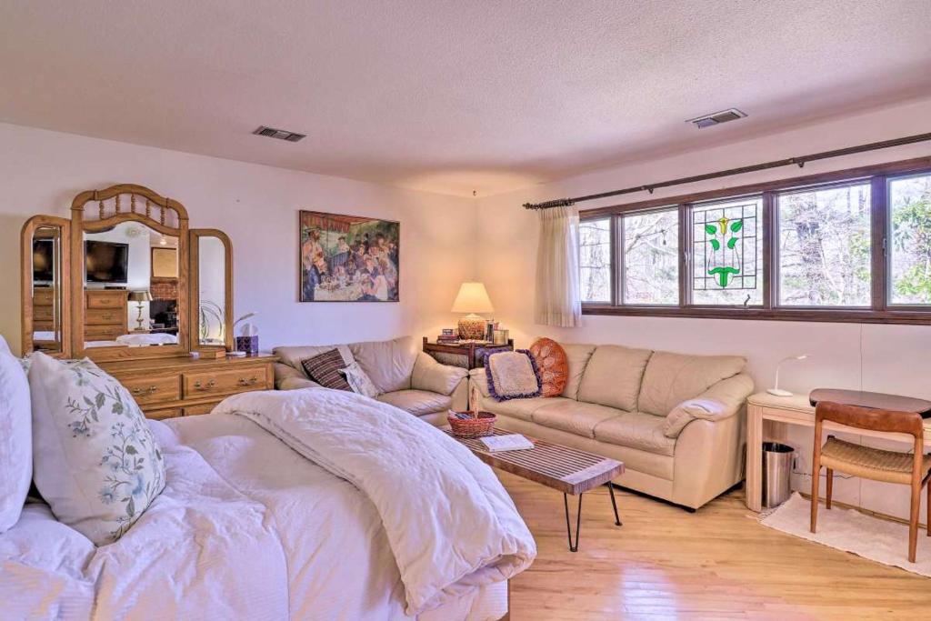 Studio Apartment with Kitchen VERY close to WCU - non smoking & no pets photo