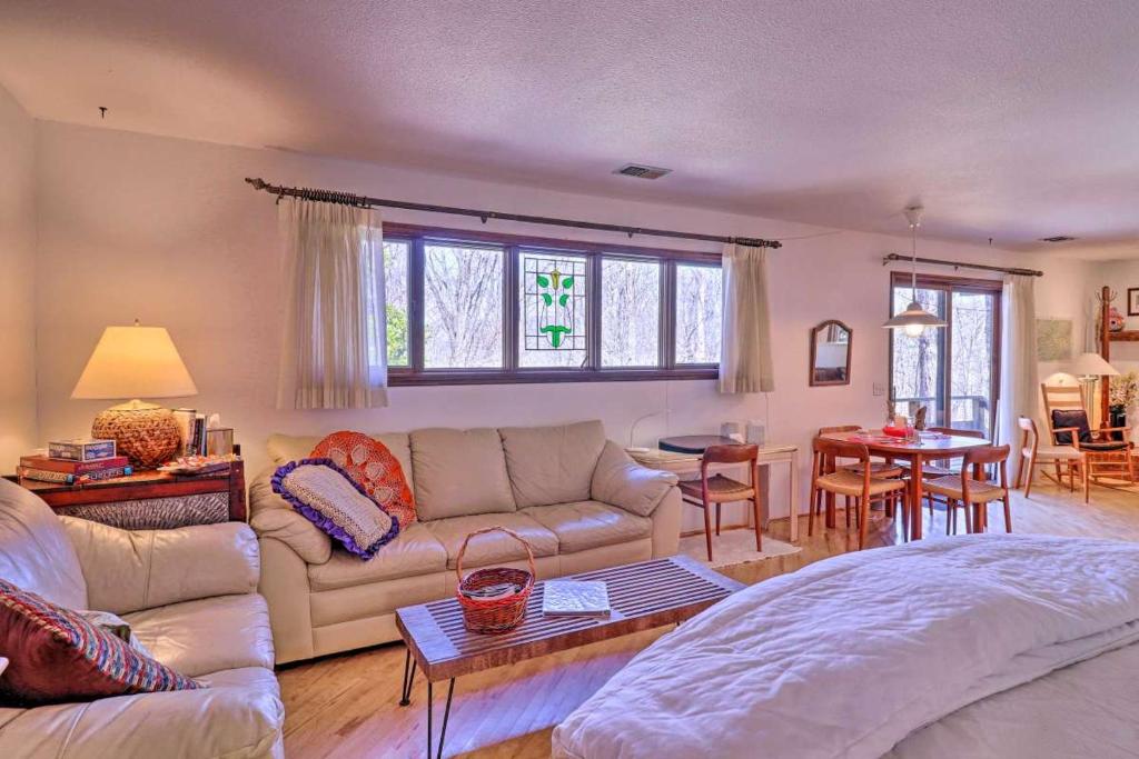 Studio Apartment with Kitchen VERY close to WCU - non smoking & no pets photo