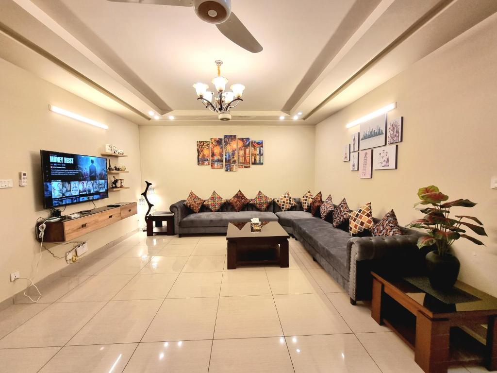 Luxurious Landing Apartments & Suites Bahria Town - Appartement Met Drie Slaapkamers