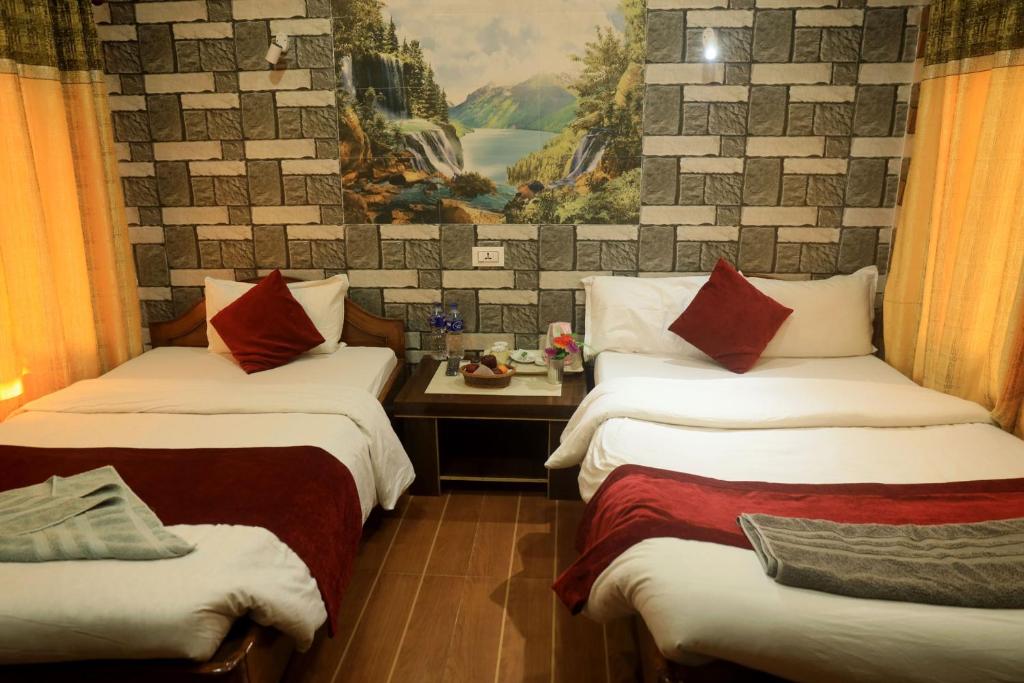 Letto o letti in una camera di Chitwan Forest Resort , Chitwan National Park