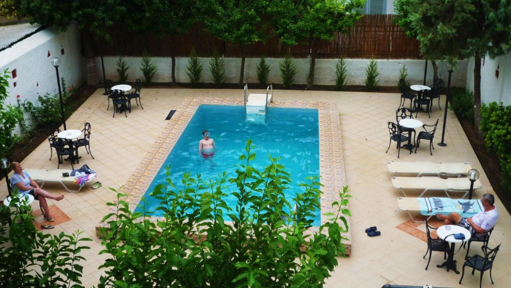 Bazén v ubytování Hotel Bakos nebo v jeho okolí