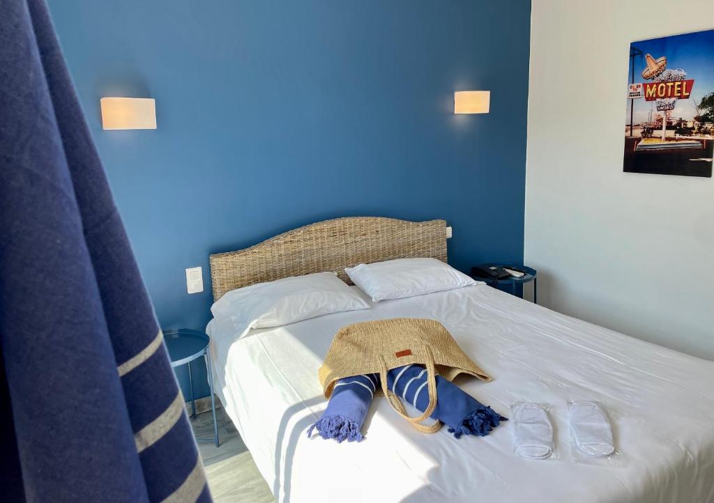 Postel nebo postele na pokoji v ubytování Amerique Hotel Palavas - Piscine - Plage