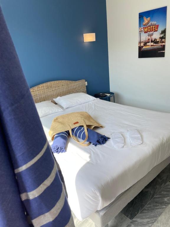 Postel nebo postele na pokoji v ubytování Amerique Hotel Palavas - Piscine - Plage