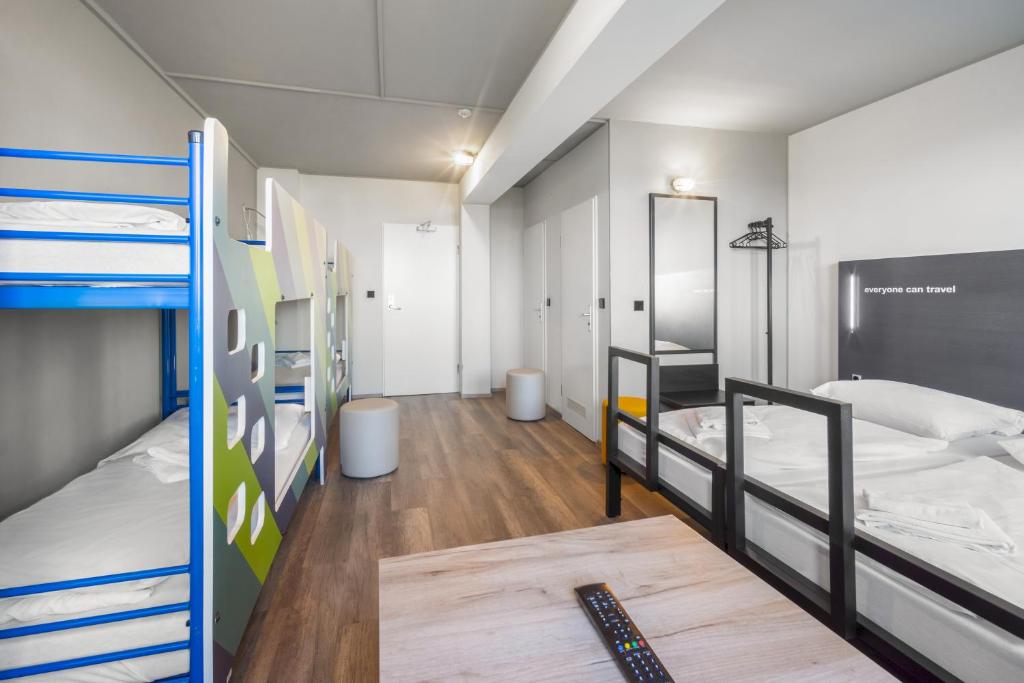 Postel nebo postele na pokoji v ubytování a&o Dresden Hauptbahnhof