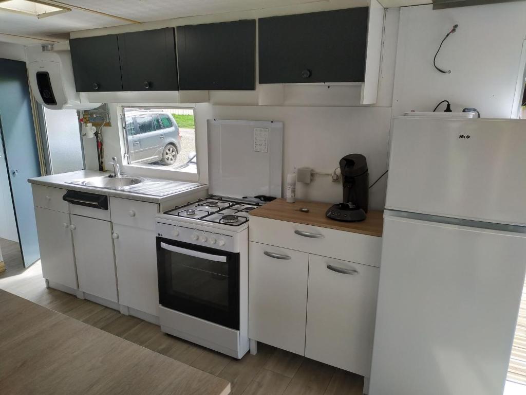 Kuchyň nebo kuchyňský kout v ubytování Gite "home" - piscine