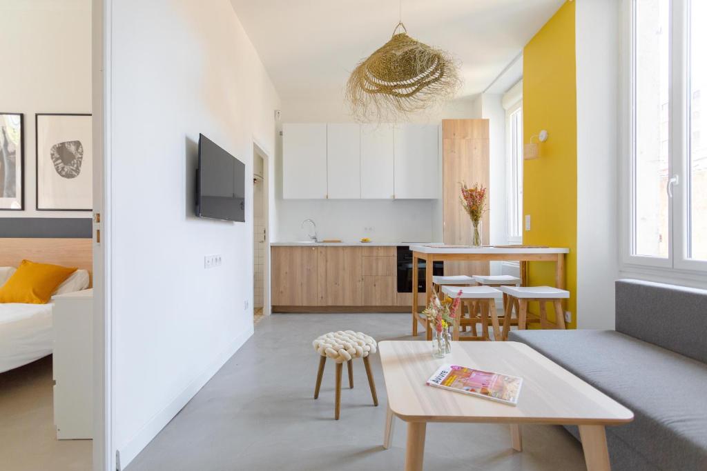 un salon avec un canapé et une table dans l'établissement Charmant T3 à proximité du Vieux-Port avec Clim - 4min à pied du métro, à Marseille