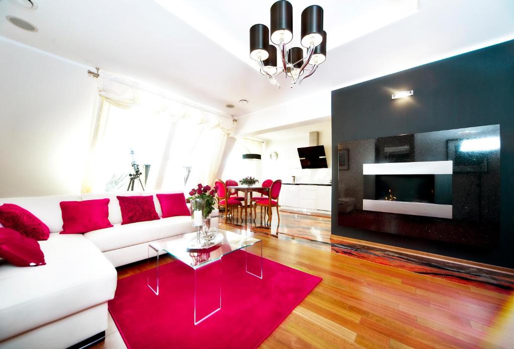 Televízia a/alebo spoločenská miestnosť v ubytovaní Lake View Villa