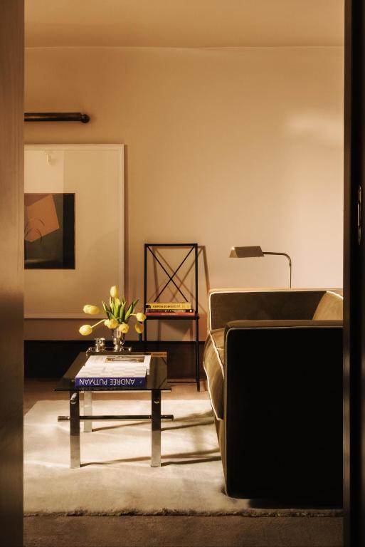 un salon avec un canapé et une table basse dans l'établissement Pied A Terre Tuileries, à Paris