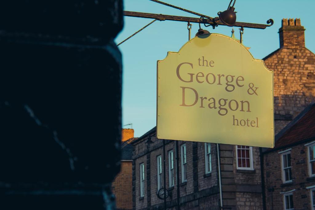 una señal para el hotel George y Dragon en George & Dragon Hotel en Kirkbymoorside