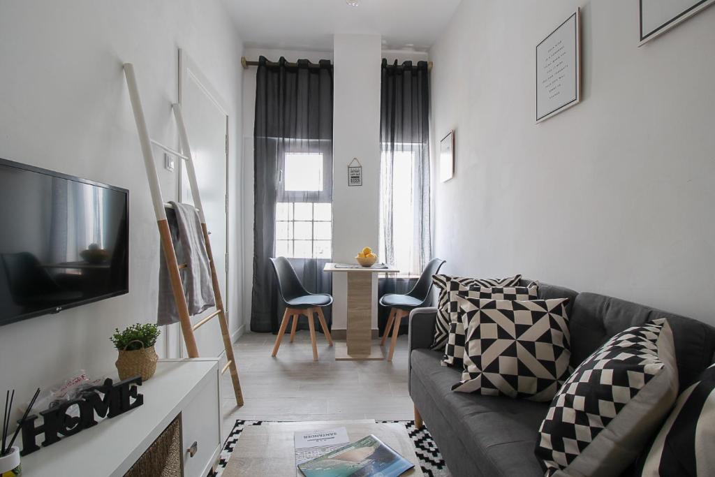Televisyen dan/atau pusat hiburan di Apartamentos Rios