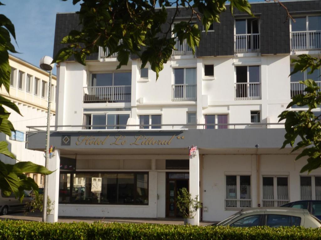 Außenansicht des Hotelgebäudes in der Unterkunft Le Littoral in Berck-sur-Mer