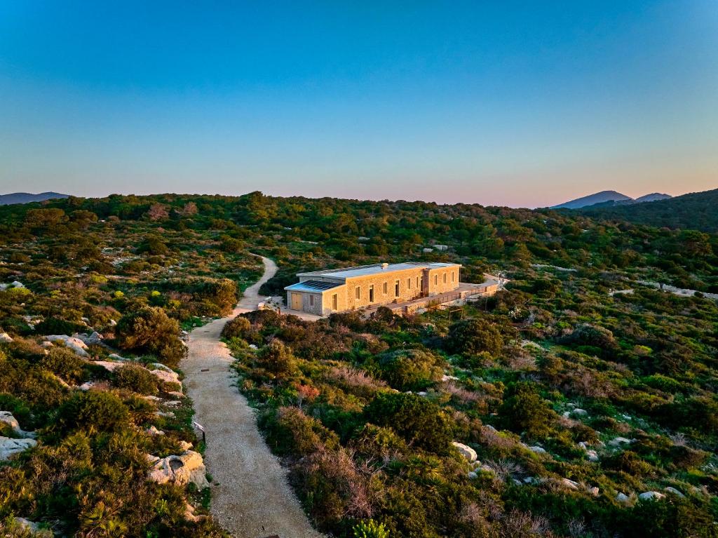 een luchtzicht op een gebouw op een heuvel bij Rifugio di Mare in Alghero