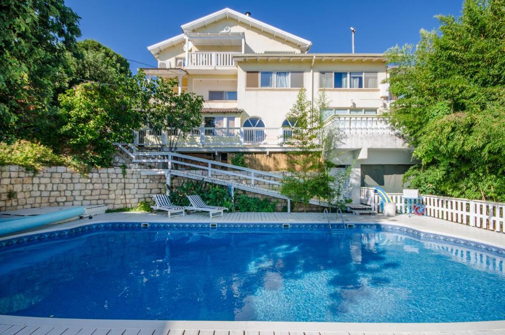 een zwembad voor een huis bij Ha'Seuda Ha'Achrona Suites in Amirim