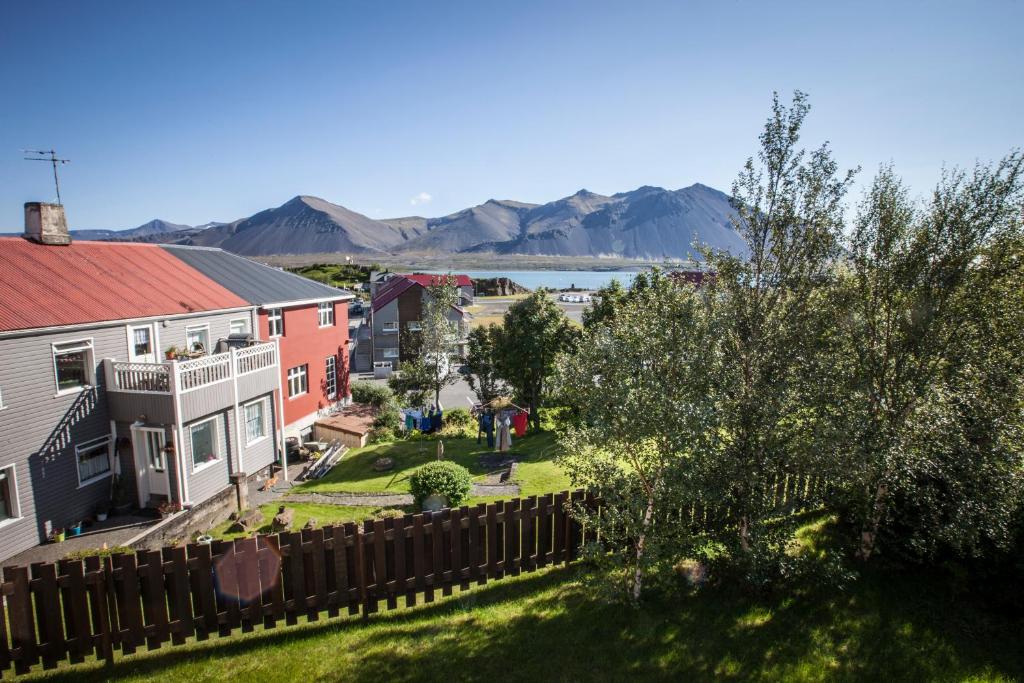 Vistas a una ciudad con montañas en el fondo en Blómasetrið Homestay, en Borgarnes