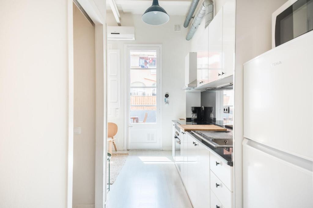 Kuchyňa alebo kuchynka v ubytovaní Cozy Apt with sunny terrace in the heart of Gracia