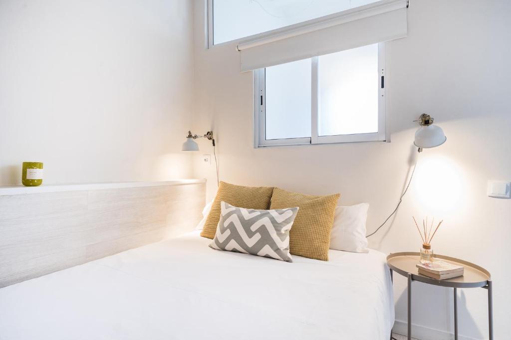 Posteľ alebo postele v izbe v ubytovaní Cozy Apt with sunny terrace in the heart of Gracia
