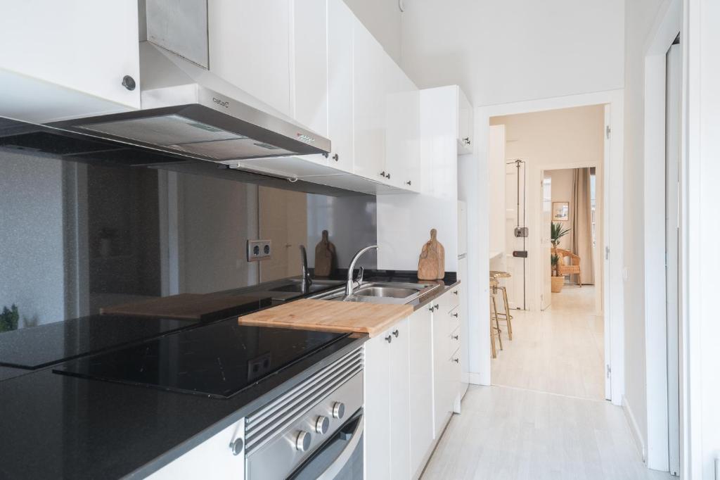 Kuchyňa alebo kuchynka v ubytovaní Cozy Apt with sunny terrace in the heart of Gracia