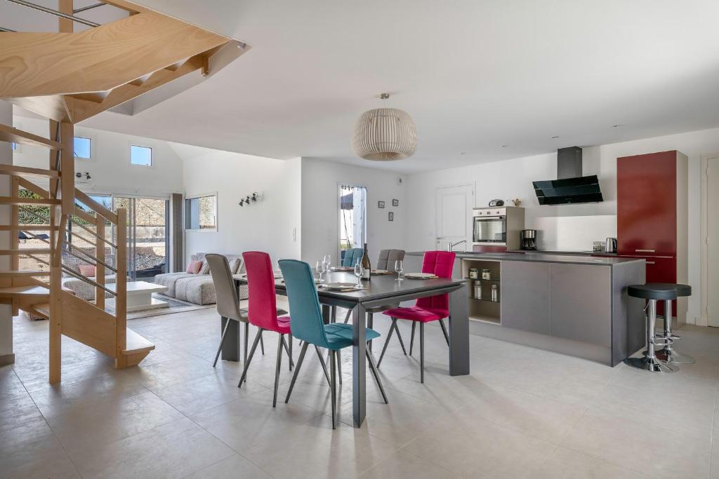 a kitchen and dining room with a table and chairs at Grande maison pour 8 a St Armel in Saint-Armel