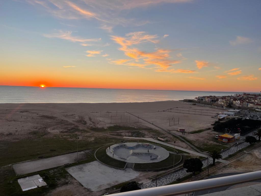 a sunset over the ocean with a volleyball court at MIRASOL 10 in Figueira da Foz